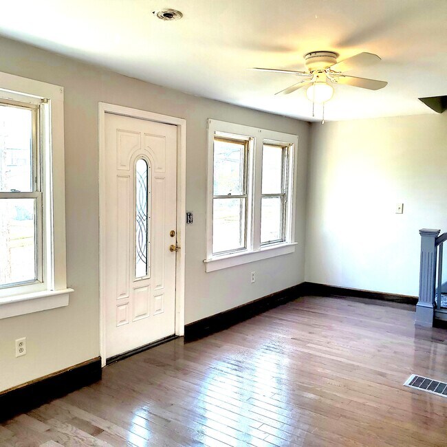 Foto del edificio - 6805 Flowerdale Ave