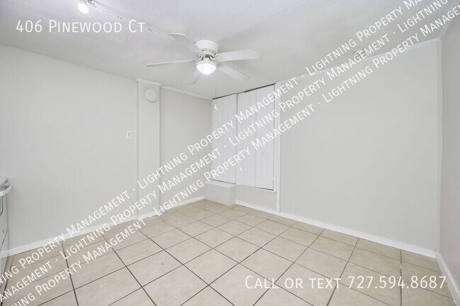 Foto del edificio - 406 Pinewood Ct