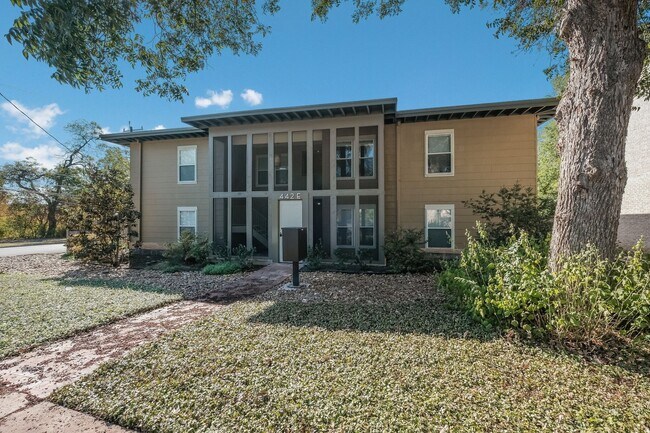 Foto del edificio - Renovated 1/1 Mid-Century Gem in Historic ...