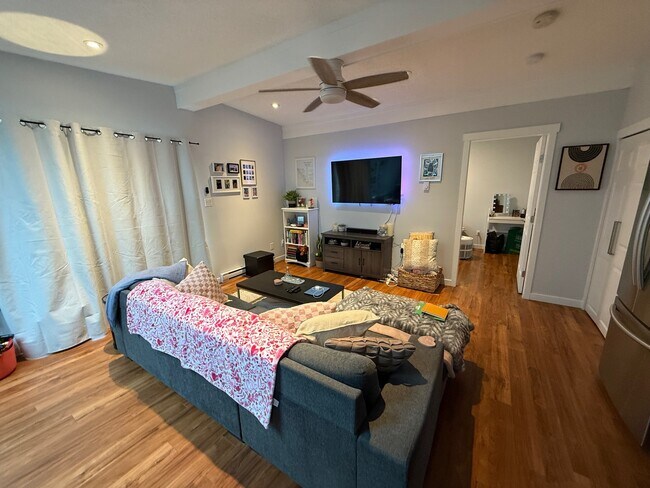 Photo du bâtiment - 566 Ruby Crescent