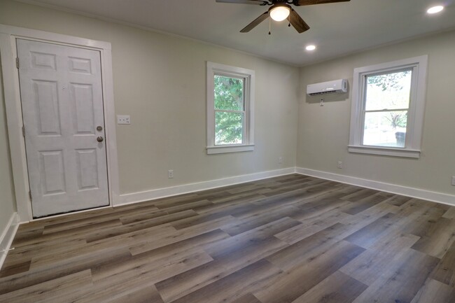 Building Photo - 100 Small St