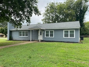 Building Photo - 108 Village Dr