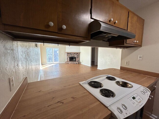 Foto del edificio - Spacious 2 bedroom! BRAND NEW PAINT AND FLOORING