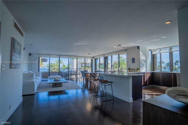 Building Photo - 3 br, 3 bath Condo - 251 Crandon Blvd Apt 342