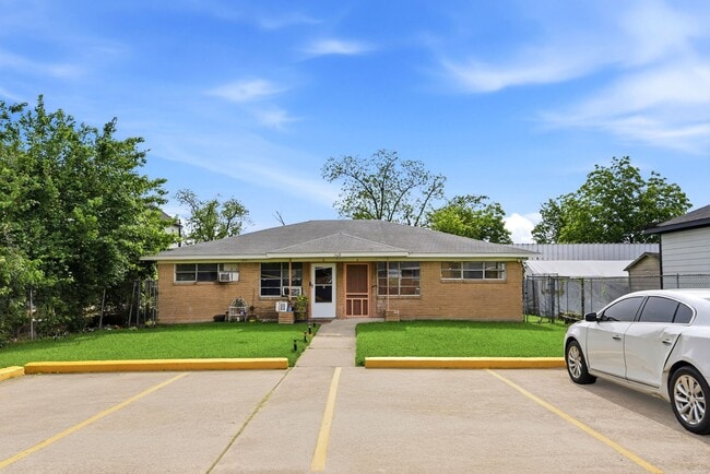 Building Photo - 3408 E Lockwood Dr