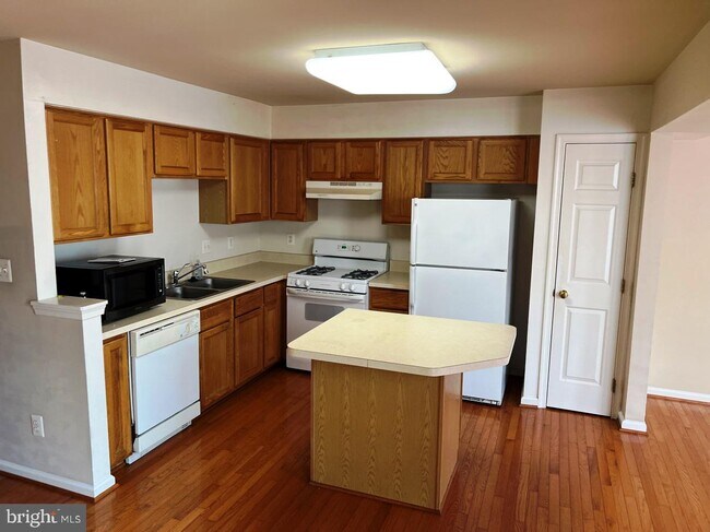 Building Photo - 23021 Potomac Hill Square
