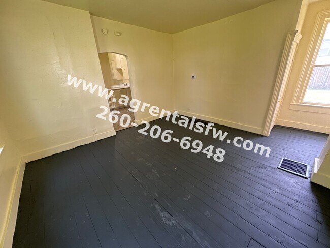 Building Photo - 3 Bedroom House