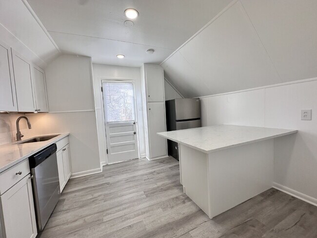 Foto del edificio - Gorgeous top-floor unit in a beautiful his...