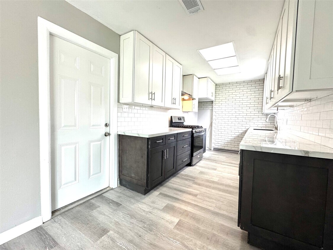 Building Photo - 5538 Mackinaw St