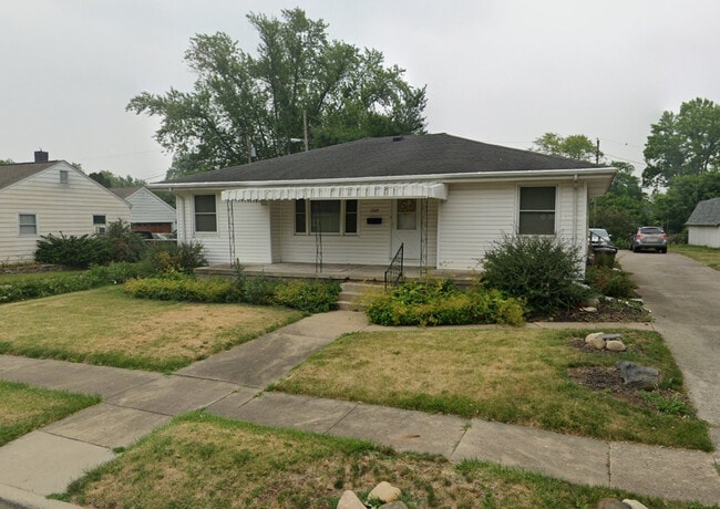 Building Photo - 2705 Main St - with 2 Car Detached Garage