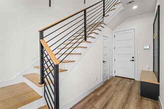 Building Photo - 306 E 40th St