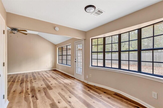 Foto del edificio - 507 Odessa Dr