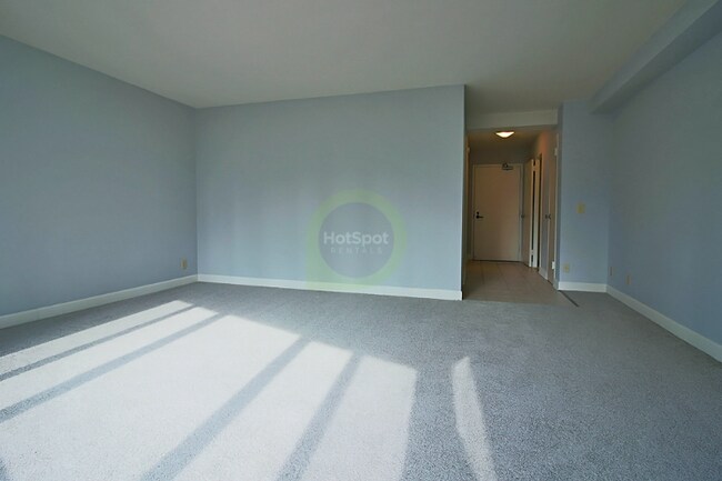 Foto del edificio - 1379 S Shore Dr