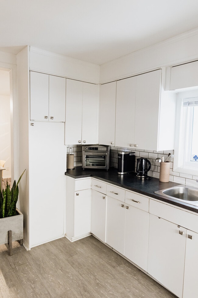 Building Photo - 50 Dundurn Pl