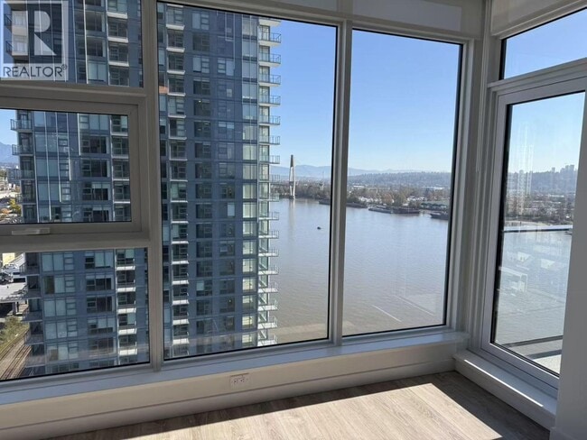 Building Photo - 680 Quayside Dr