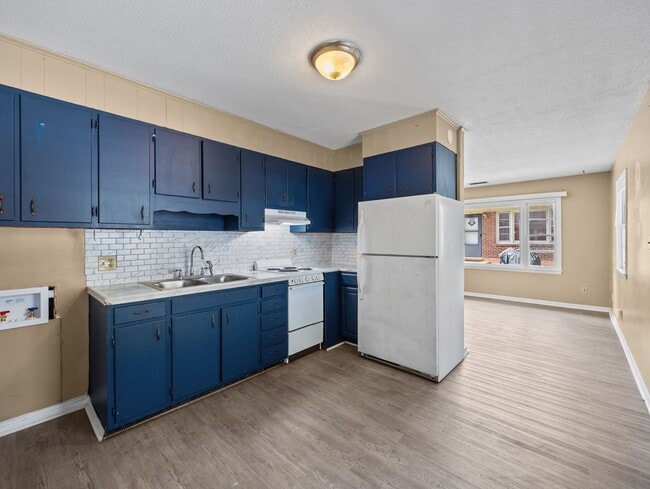 Building Photo - Welcome to Lakeview Park!