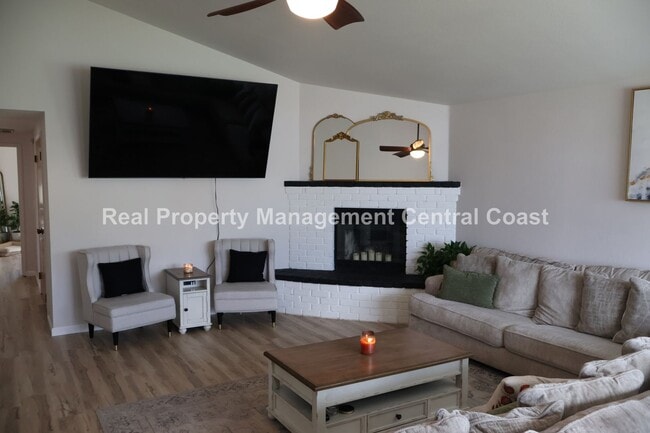 Building Photo - AVAILABLE MAY - 3 Bedroom, 2 Bath Paso Rob...