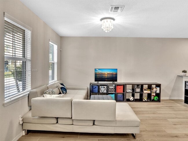 Building Photo - 3976 Poinciana Ln