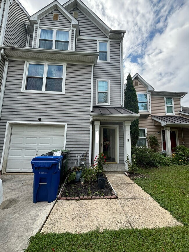Foto del edificio - 5000 Woodlands Glen Rd
