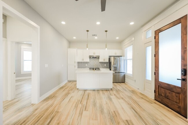 Foto del edificio - 120 E Magnolia Ave