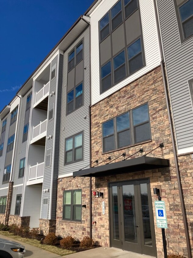 Foto principal - $200 OFF FIRST MONTH'S RENT! Luxury 2 Bedr...