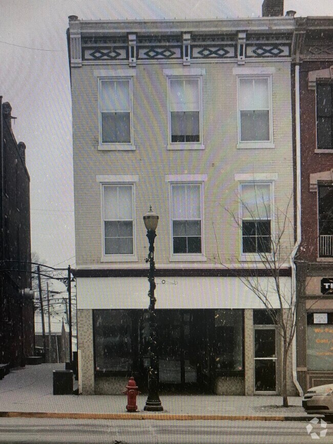 216 1/2 E Main St - 216 E Main St