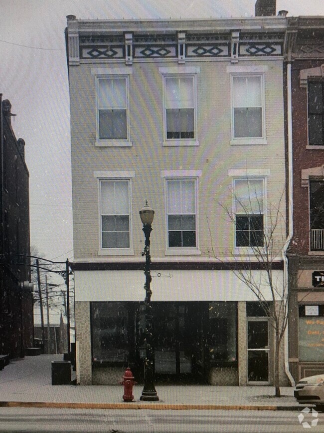 216 1/2 E Main St - 216 E Main St
