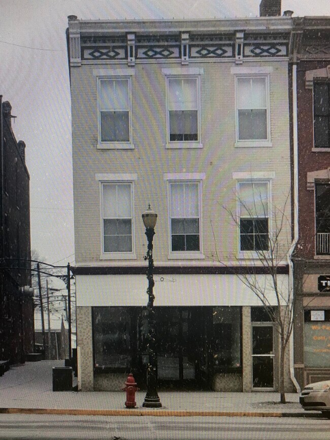 216 1/2 E Main St - 216 E Main St