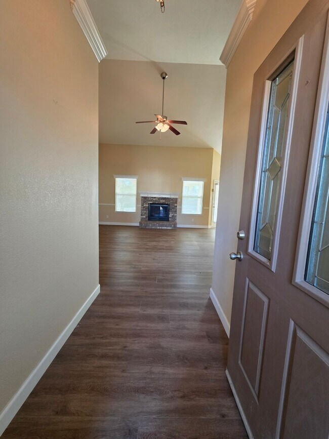 Foto del edificio - 3 Bedroom 2 Bathroom with Pool in NW Visalia!