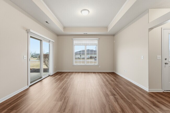 Nuevo revestimiento de vinilo de lujo. Luz natural, orientación oeste. - 514 Victoria Station Way