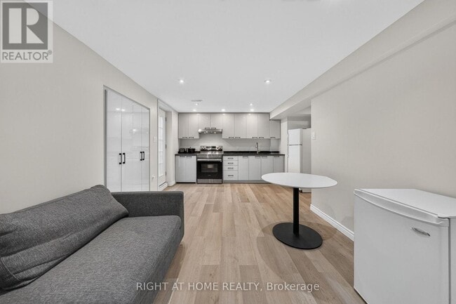 Building Photo - 2083-2085 GOLDEN BRIAR TRAIL