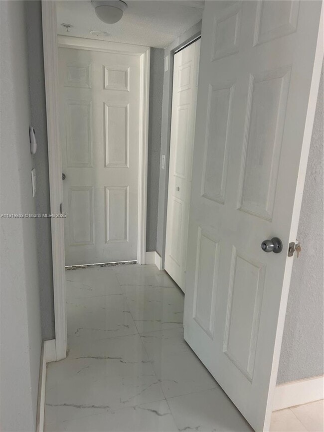 Foto del edificio - 2457 Centergate Dr