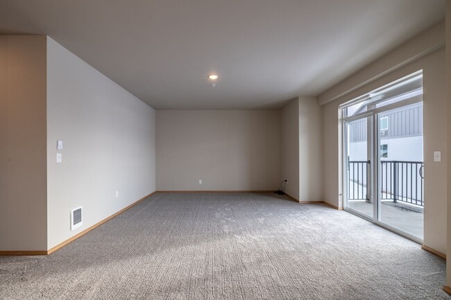 Foto del edificio - Large 2 Bedroom/2 Bath Apartment- Pet Friendly!