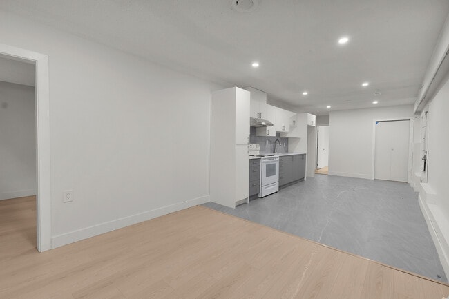 Building Photo - 128 Seventh Av