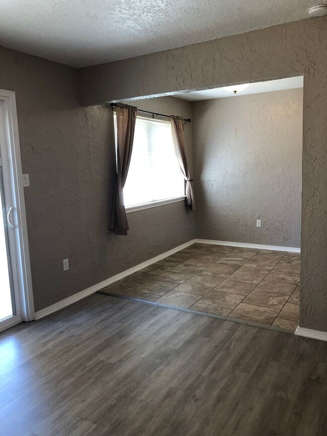 Foto del edificio - 5510 NW Cottonwood Dr
