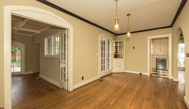 Building Photo - Charming Home w/ Beautifully Landscaped Ya...