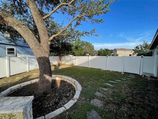 Building Photo - 807 Alamo Plaza Dr