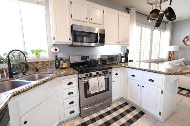 Building Photo - First time rental - 3 bed, 2 1/2 bath Park...