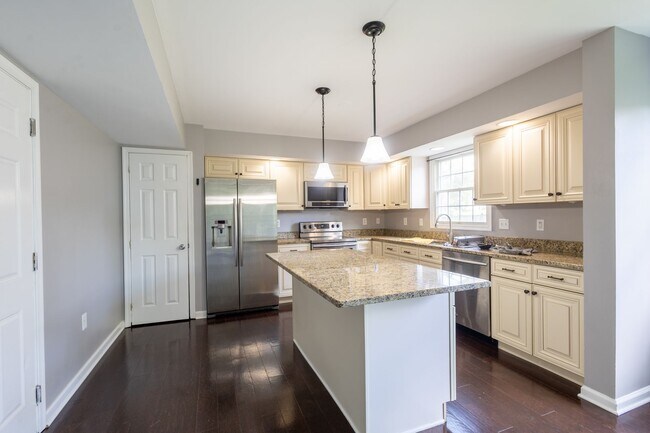 Building Photo - Lovely 4 BR/2 Full BA & 2 Half BA Single-F...