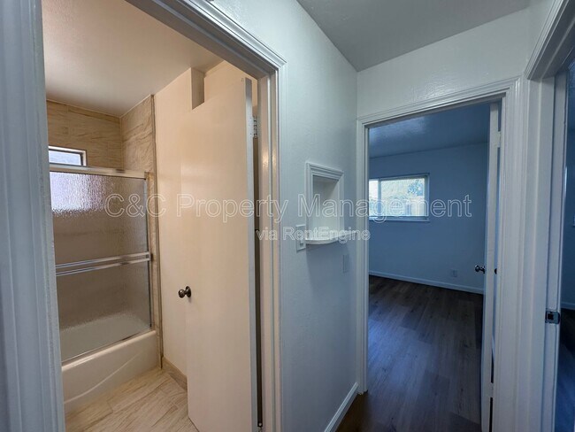 Foto del edificio - 922 Lupin Dr