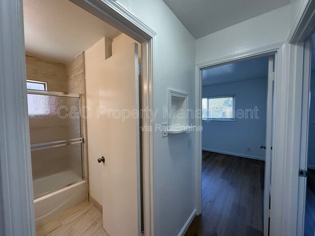 Building Photo - 922 Lupin Dr