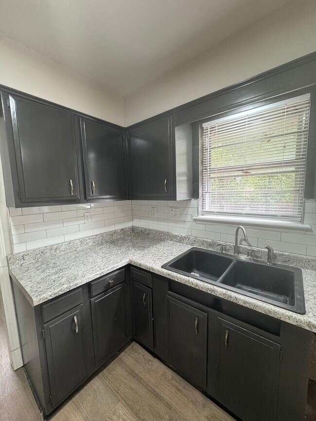 Foto del edificio - 5004 Brookdale Dr