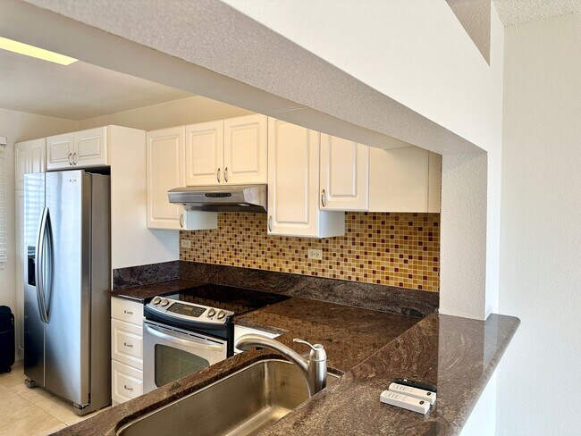 Foto del edificio - Golf course and Ocean Views  from this 3 bedroom 2 bath condo!