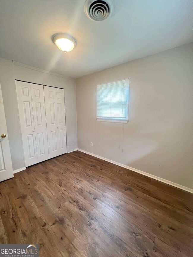 Building Photo - 127 Pineview Dr