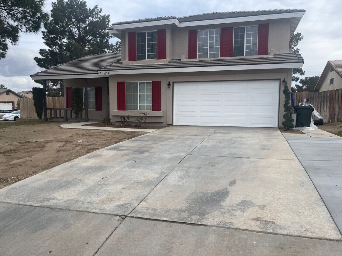 Primary Photo - Refurbished 4 Bedroom,2.5 baths, Two Story...