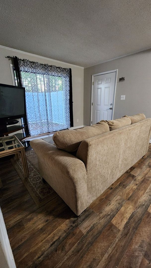 Foto del edificio - 950 Forestbrook Rd