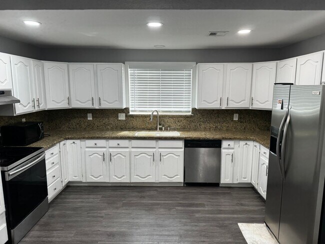 Foto del edificio - Downtown Single Story – Complete Remodel - Single Story - yr1942