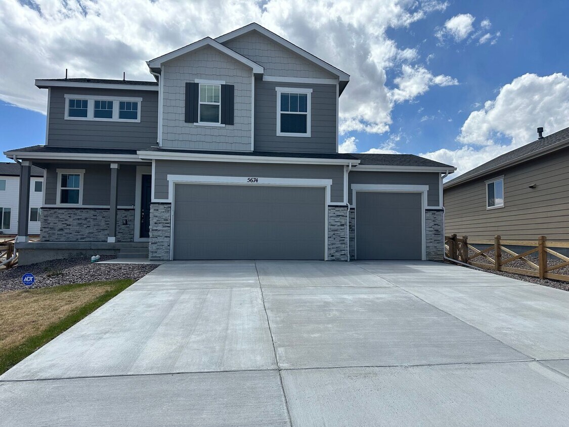 Foto principal - New 3 Bed 3 bath house in Banning Lewis!!!