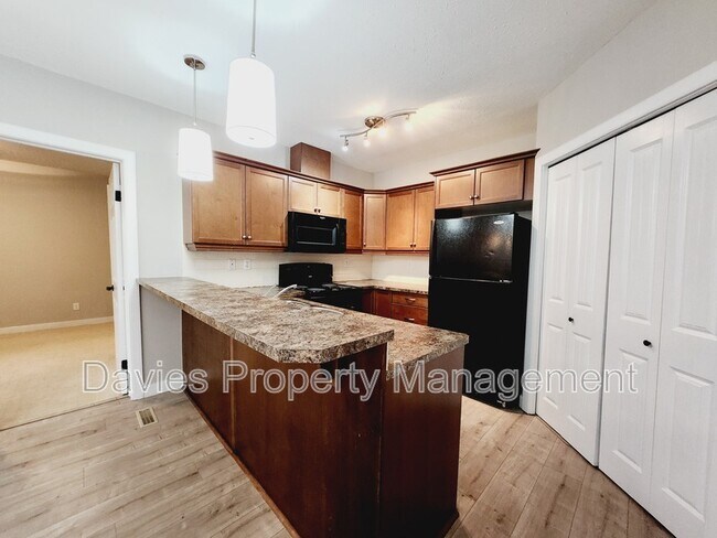 Photo du bâtiment - 2565 Hanna Crescent NW