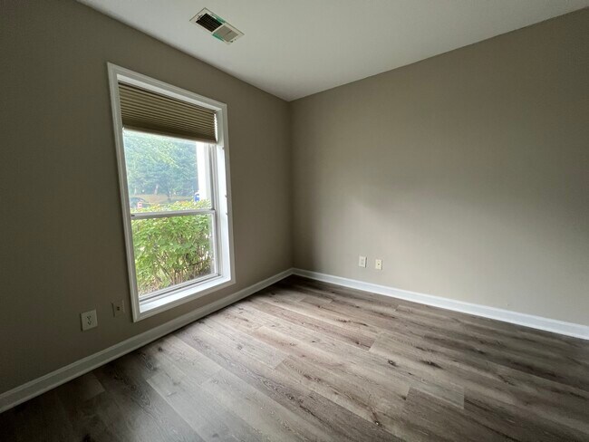 Building Photo - 3175 Summit Square Dr